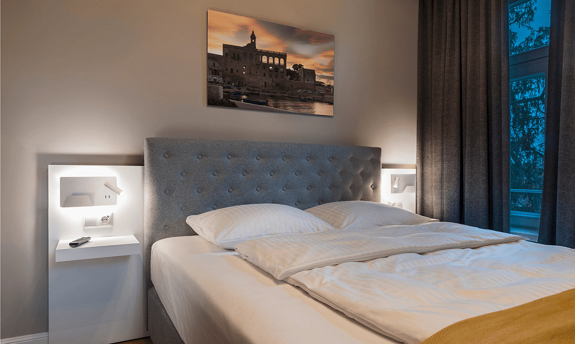 SLV LED Wall luminaire SOMNILA SPOT Indoor, 13W, 3000K, Spot 65lm, incl. USB port, Spot left, white, back light 646lm SLV LED Wall luminaire SOMNILA SPOT Indoor, 13W, 3000K, Spot 65lm, incl. USB port, Spot left, white, back light 646lm