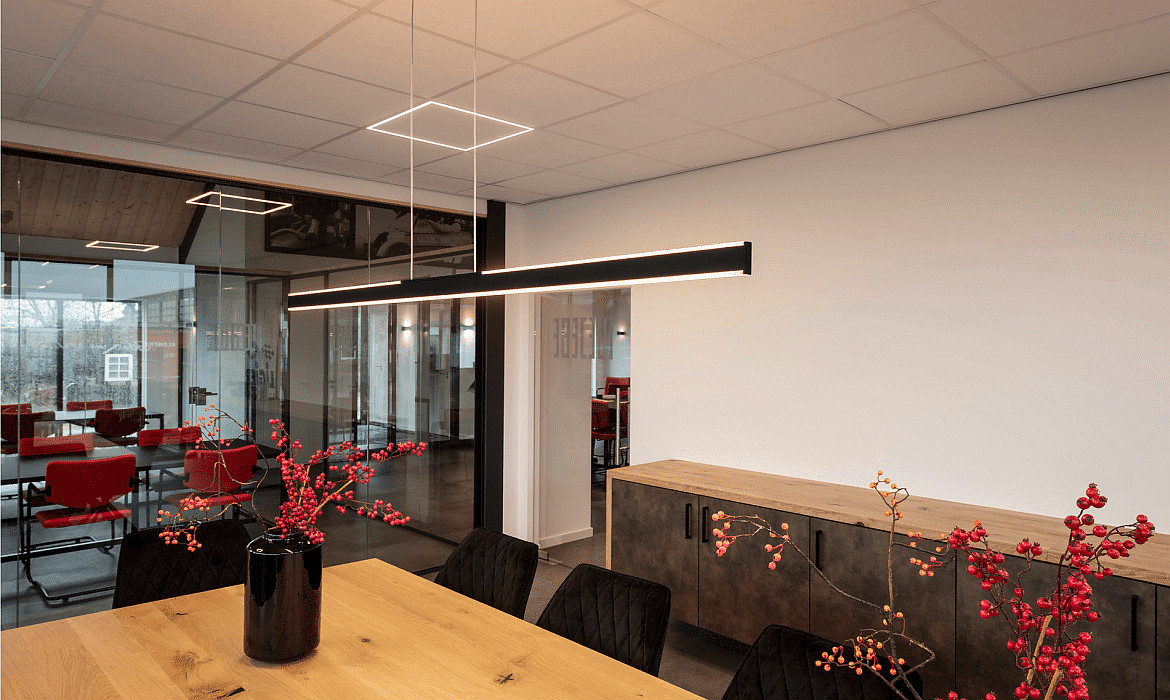 SLV Pendant luminaire ONE LINEAR 140 PHASE up/down, 35W, 2700/3000K, black SLV Pendant luminaire ONE LINEAR 140 PHASE up/down, 35W, 2700/3000K, black